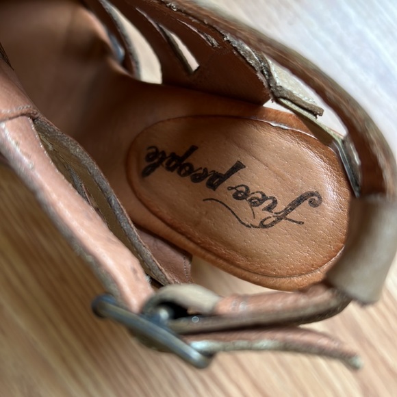 Buckle cutout booties - Picture 6 of 8